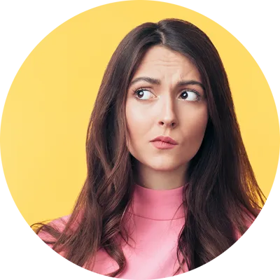 Femme souriante avec un geste de satisfaction